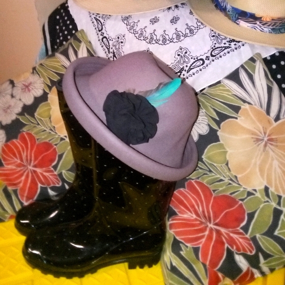 ACCESSORIES OF ALL SORTS - Picture 2 of 13